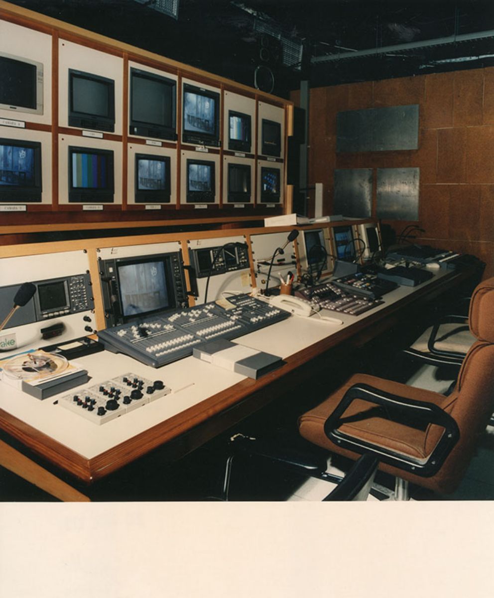 Cabina   de control de un estudio de televisión en donde tiene lugar la edición y   montaje de los vídeos educativos y la grabación de los programas de la TV   Educativa de la UNED (Imagen de Estudio Fotográfico Portillo, 1994)